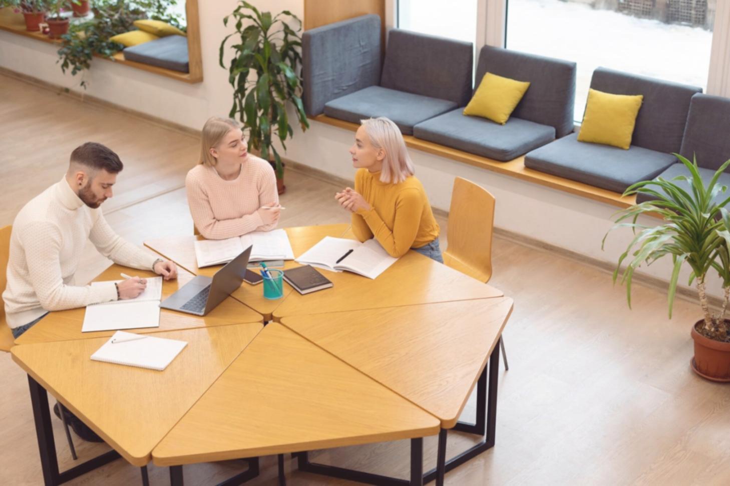 Detailansicht von Budgetplanung und Finanzanalyse-Werkzeugen auf einem Schreibtisch