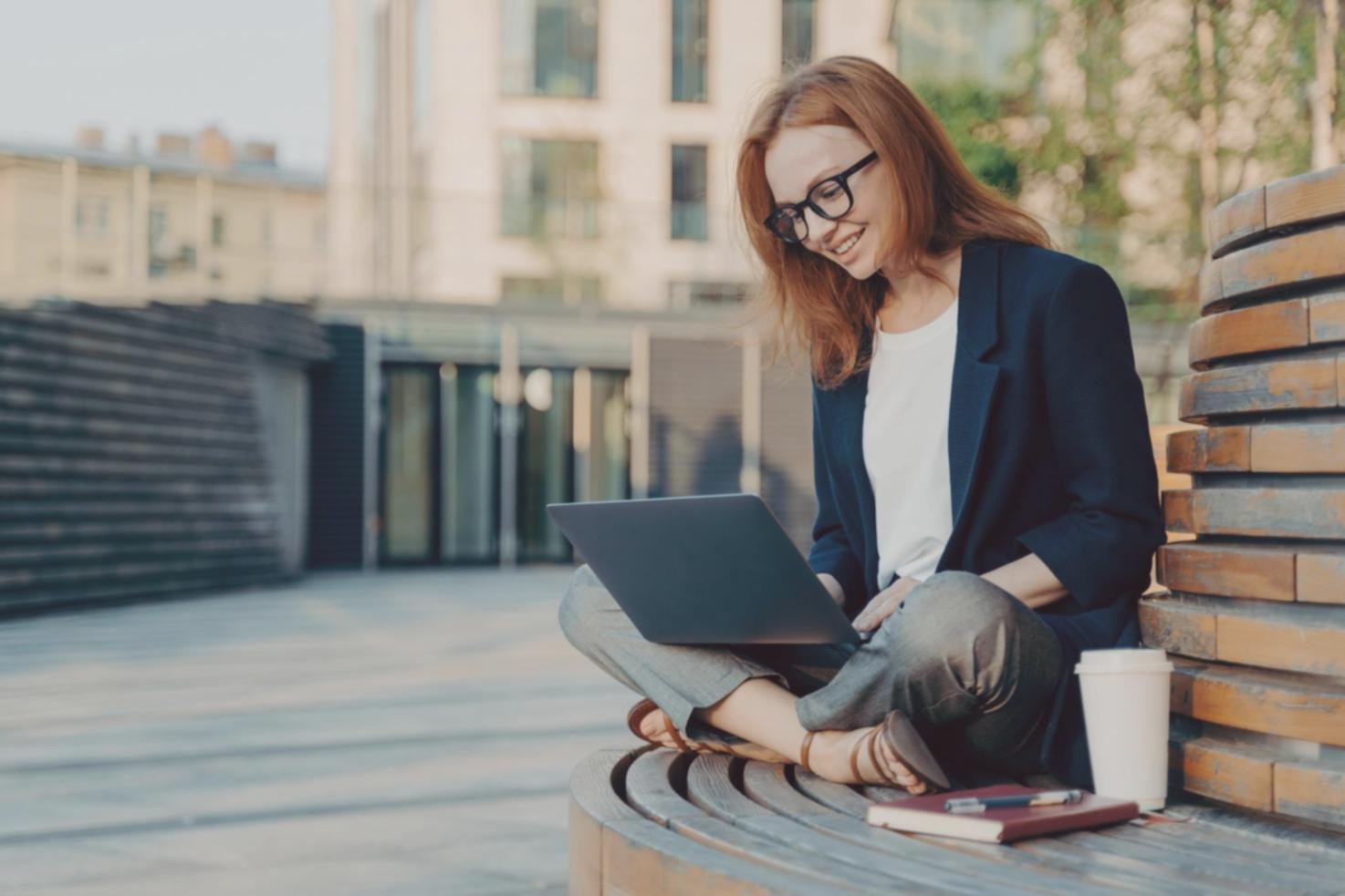 Arbeitsumgebung mit Finanzplanungsunterlagen